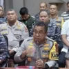 Kapolda Papua Barat Irjen Pol Johnny Eddizon Isir (depan tengah) bersama pimpinan TNI