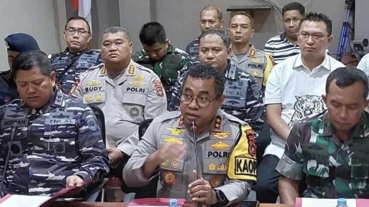 Kapolda Papua Barat Irjen Pol Johnny Eddizon Isir (depan tengah) bersama pimpinan TNI