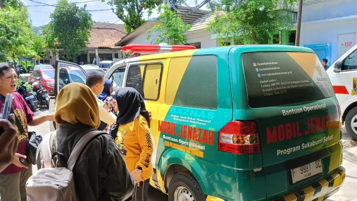 Panitia Seleksi Paskibraka saat membawa Korban ke rumah sakit untuk mendapatkan medis