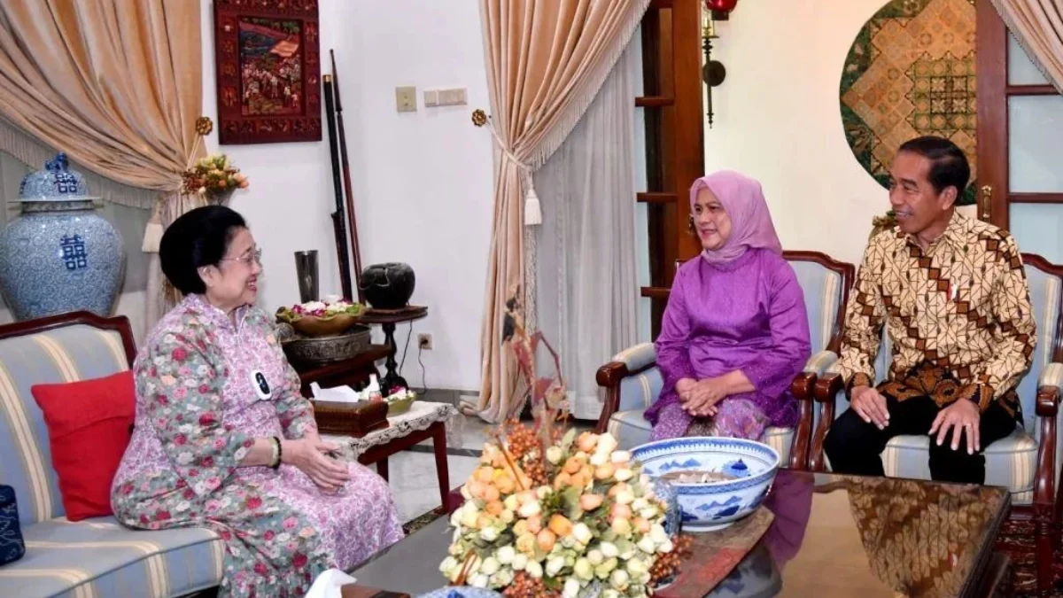 Momen Presiden Jokowi bersama Ibu Iriana silaturahmi ke kediaman Presiden ke-5 RI