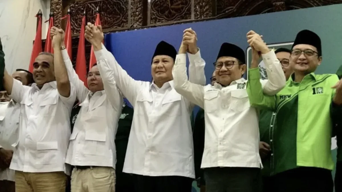 Presiden Terpilih Prabowo Subianto (tengah) dan Ketua Umum DPP PKB Muhaimin Iskandar (dua kanan) berfoto