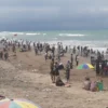 Suasana sejumlah wisatawan saat menikmati Pantai di Kabupaten Sukabumi