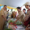 Bupati Sukabumi Marwan Hamami saat meninjau stand yang ada di Gerakan Pangan Murah (GPM) di Komplek GOR Cisaat