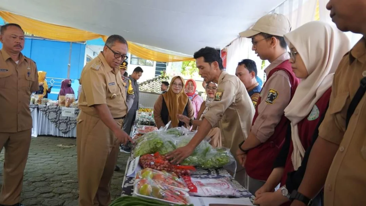 Bupati Sukabumi Marwan Hamami saat meninjau stand yang ada di Gerakan Pangan Murah (GPM) di Komplek GOR Cisaat