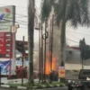 Sebuah angkot 03B terbakar di sekitar SPBU