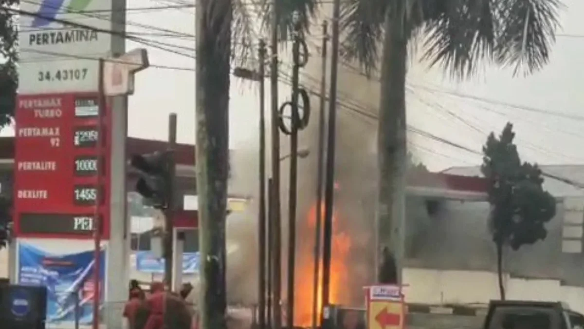 Sebuah angkot 03B terbakar di sekitar SPBU