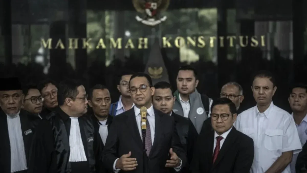 Calon presiden dan calon wakil presiden nomor urut 1 Anies Baswedan (tengah) dan Muhaimin Iskandar