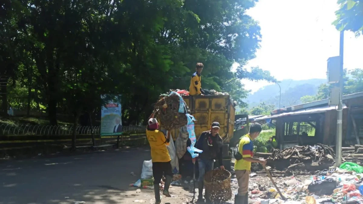 Petugas Kebersihan dan Pengangkut Sampah dari DLH Kabupaten Sukabumi