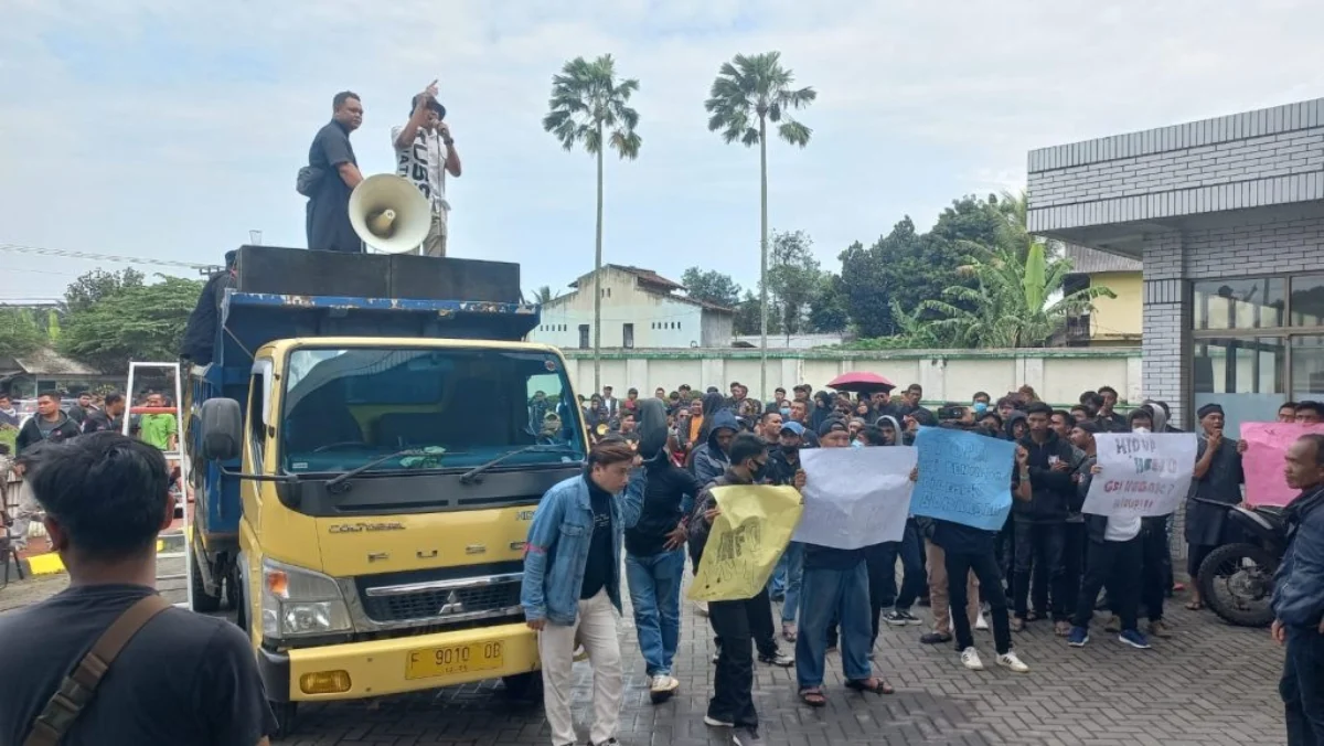 Suasana unjuk rasa di depan PT GSI 1 Cikembar. |