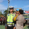 Kapolres Sukabumi, Tony Prasetyo saat menyatkan lencana kepada salah satu anggotanya