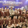 Penjabat Wali Kota Sukabumi Kusmana Hartadji dan jajaran Bappeda Kota Sukabumi berfoto