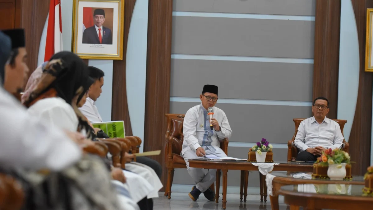 Pemkot Salurkan Hibah dan Bansos untuk LKS Pemkot Sukabumi menyalurkan dana hibah dan bantuan sosial (bansos) kepada LKS
