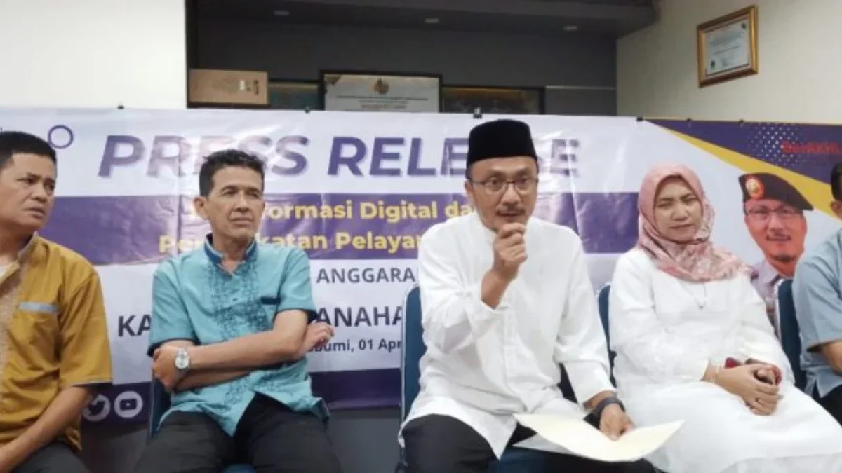 Kepala Kantah ATR/BPN Kota Sukabumi, Surahman (tengah), membeberkan berbagai pemanfaatan teknologi