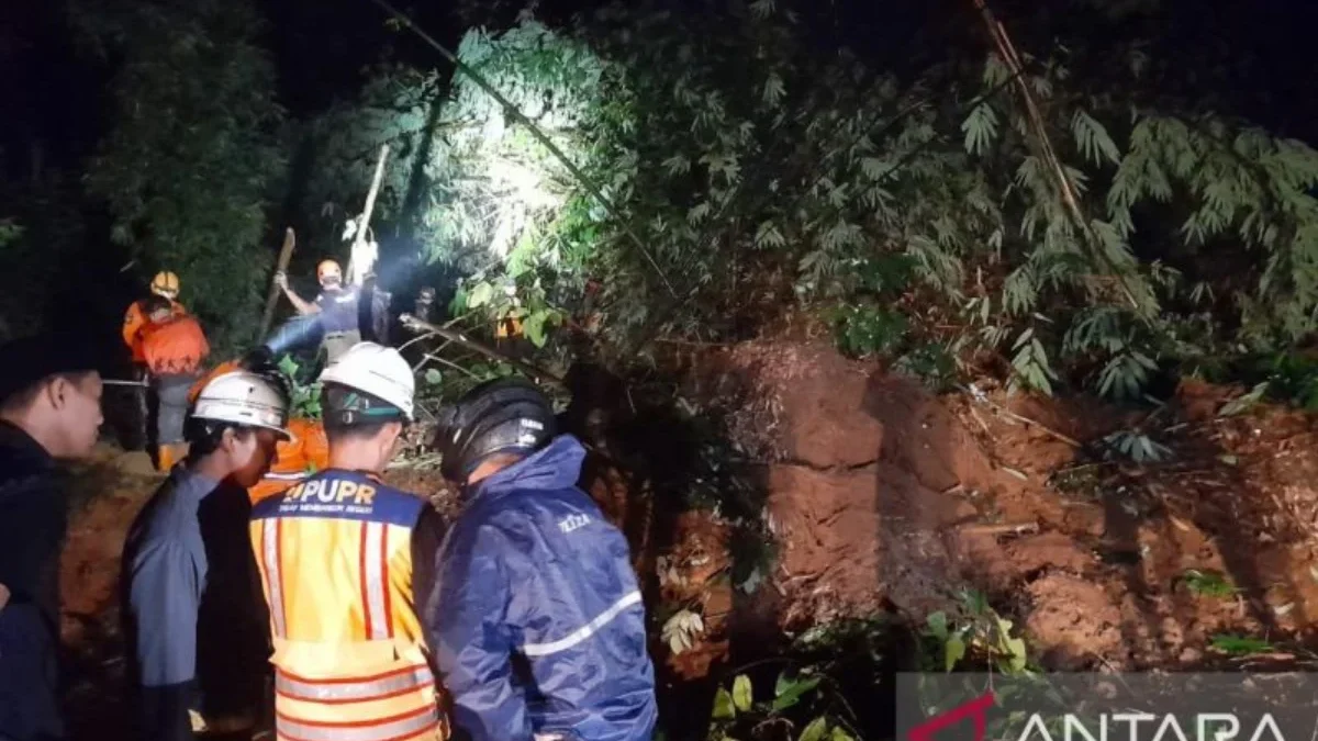 Petugas gabungan tengah berupaya untuk mengevakuasi