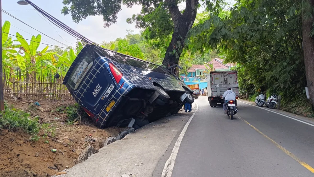 LAKALANTAS Bus bernomor polisi F 7511 UD jurusan Palabuhanratu - Bogor menabrak pohon