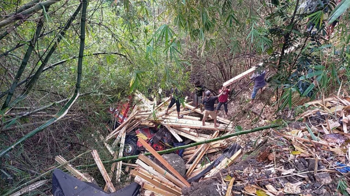 Truk Bermuatan Kayu Terjun ke Jurang Sedalam 10 Meter di Cibadak Ist