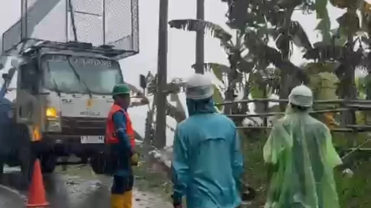 Kisah Pejuang Listrik yang Tetap Bertugas Meski Rumahnya Tertimbun Longsor Ist