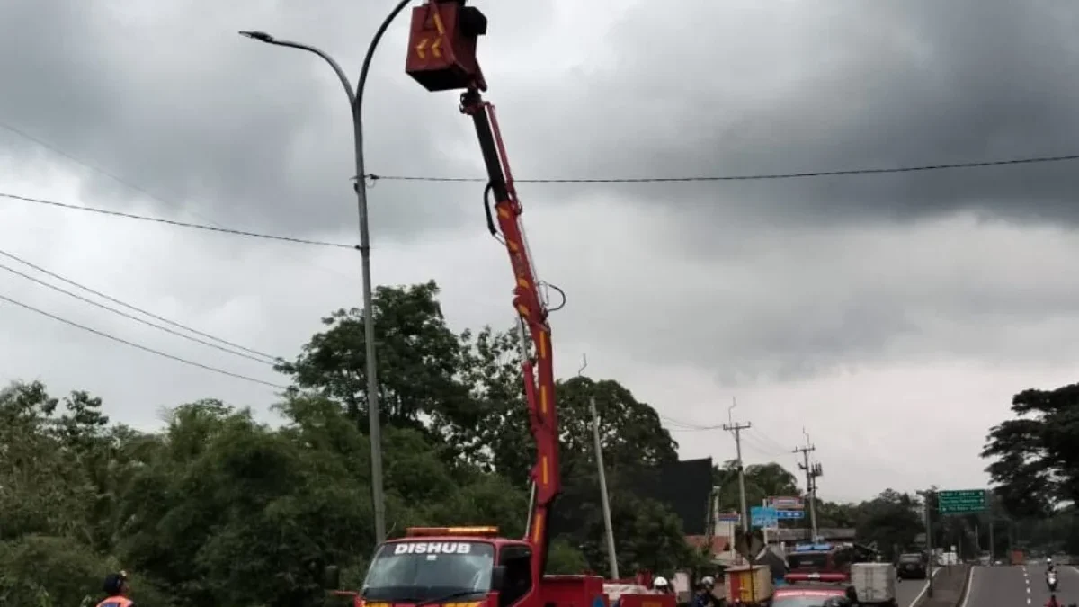 Terima Aduan Masyarakat, Dishub Kota Sukabumi Gercep Perbaiki PJU Rusak Ist