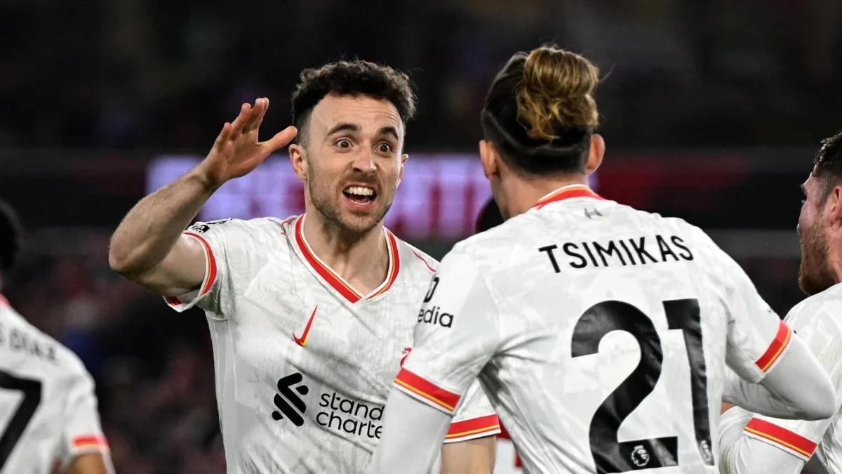 Jota dan Tsimikas pemain Liverpool saat laga kontra Nottingham Forest.