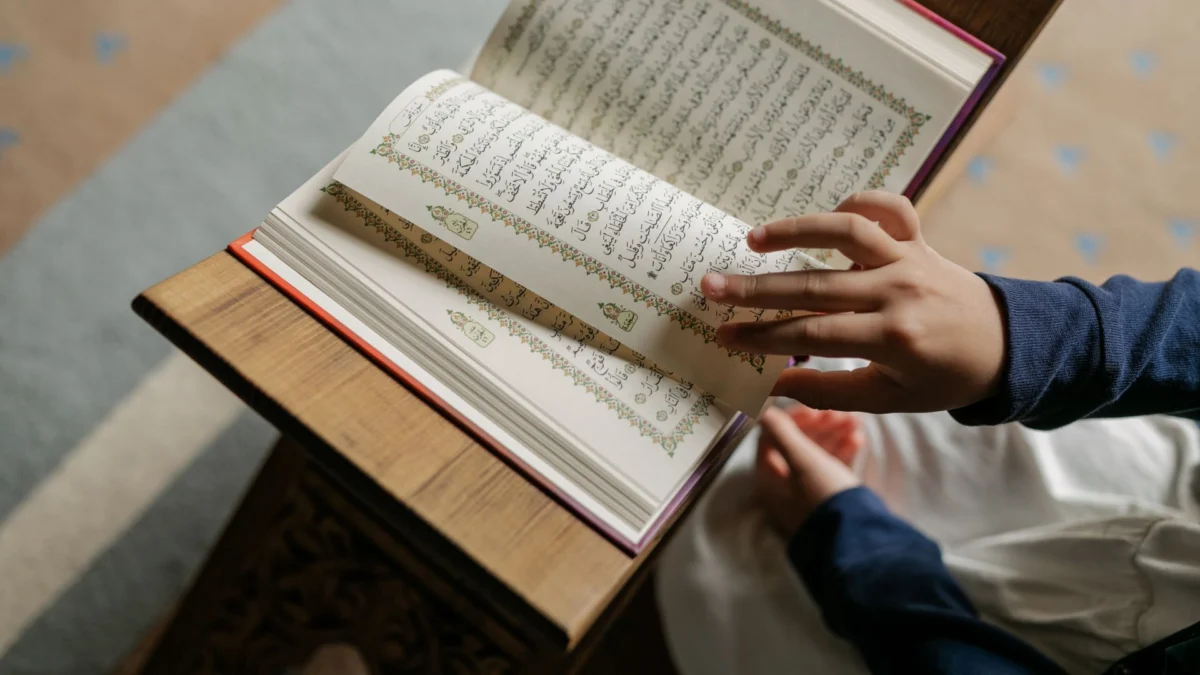 Foto: Ilustrasi baca Al-Qur\'an di hari nisfu syaban.