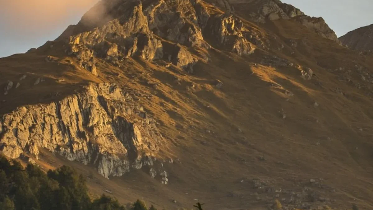 Gunung Tertinggi di Indonesia dengan Pemandangan Spektakuler