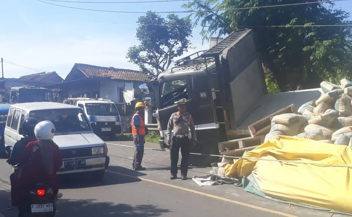 Truk Bermuatan Semen Terguling Di Jalan Raya Sukabumi Bogor Sukabumi 