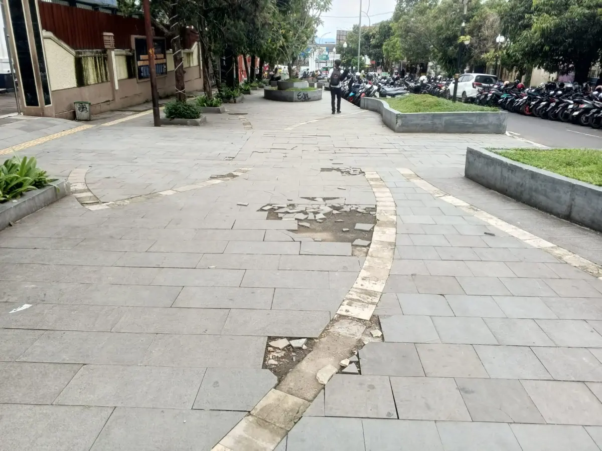 Kurang Perawatan Jalur Pedestrian Dago Sukabumi Mulai Rusak Sukabumi 