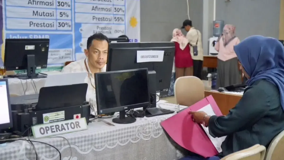 Animo Masyarakat Tinggi di Hari Pertama Pendaftaran SPMB SMA/SMK dan SLB Jabar Tahap 1 SPMB