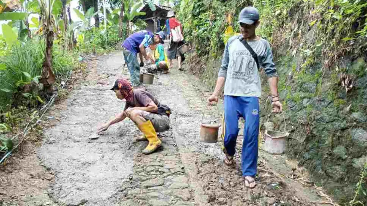Warga Jampangtengah Gotong Royong Bangun Jaling Secara Swadaya Istimewa