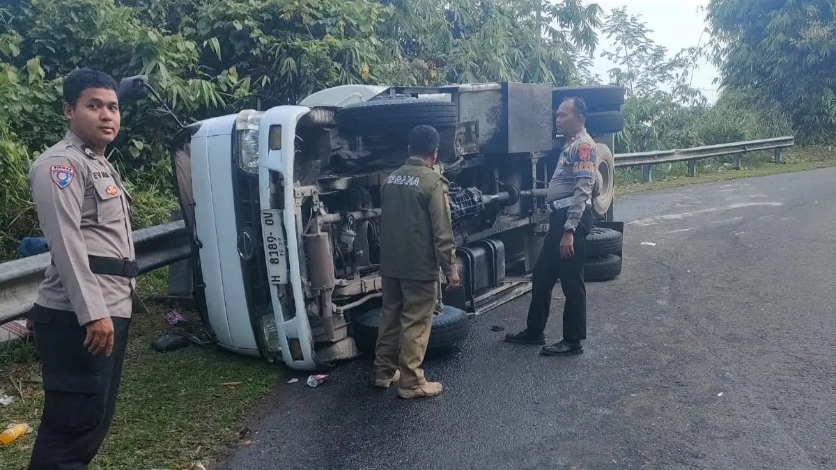 Sopir tak Kuasai Medan, Truk BBM Terguling Istimewa