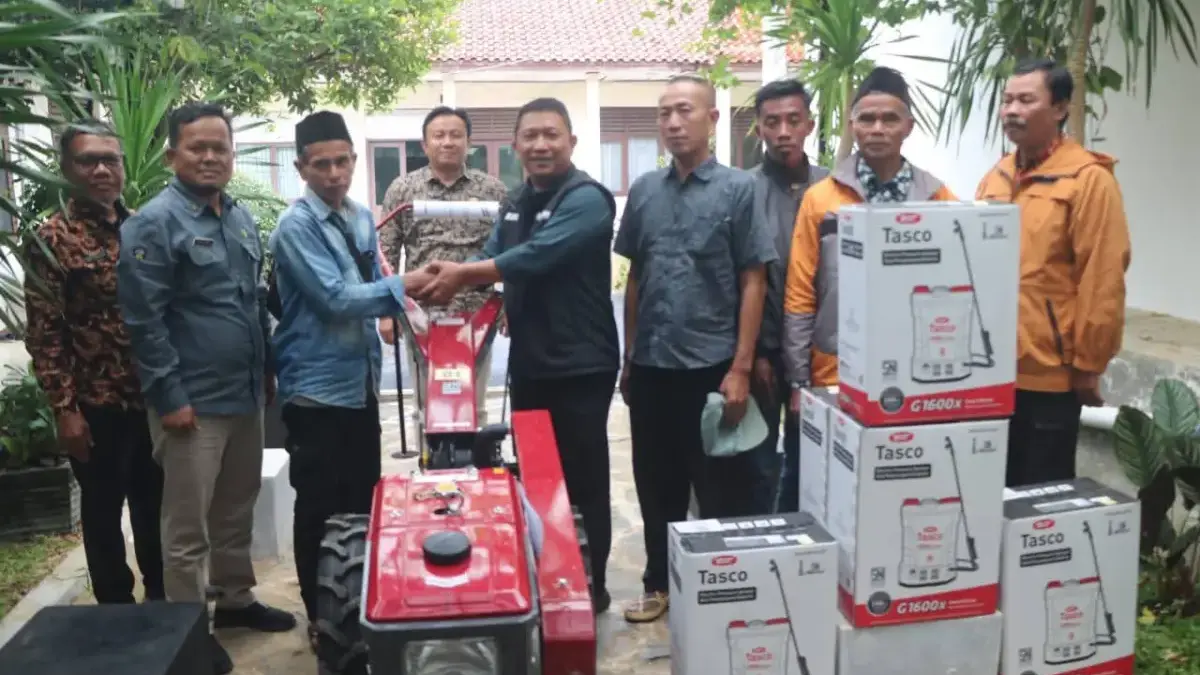 Kelompok Tani di Sukabumi Terima Bantuan Puluhan Unit Traktor Istimewa