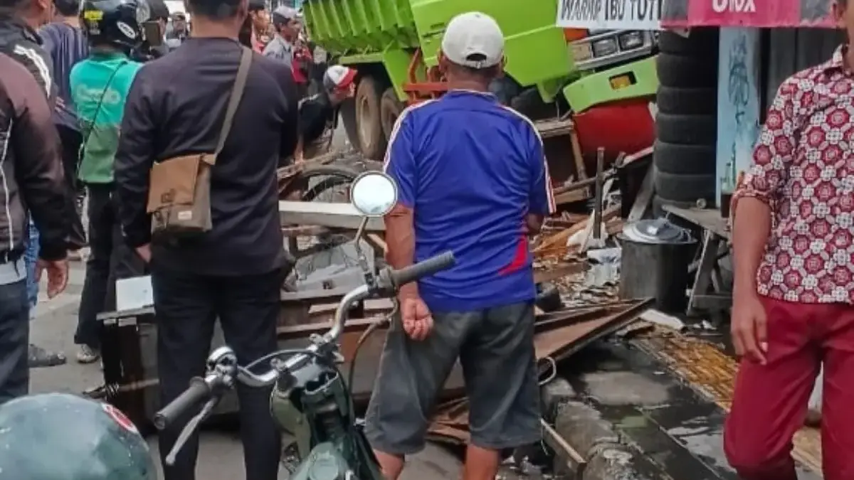 Truk Bermuatan Tanah Seruduk Warung di Leuwi Goong Cibadak Istimewa