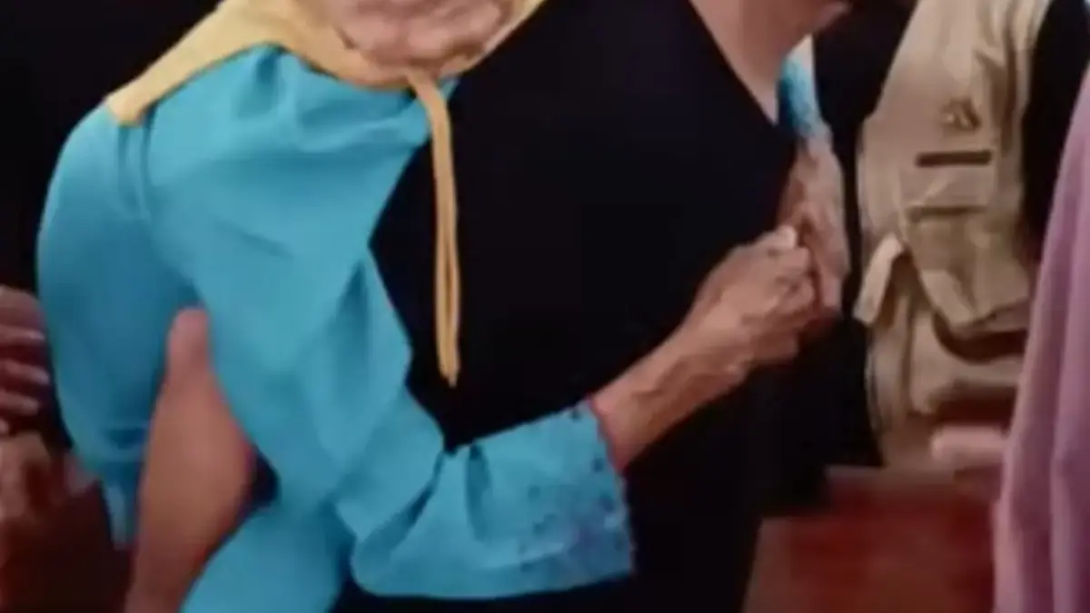 Aksi Humanis, Camat Jampangkulon Gendong Nenek saat Pembagian BLT Istimewa