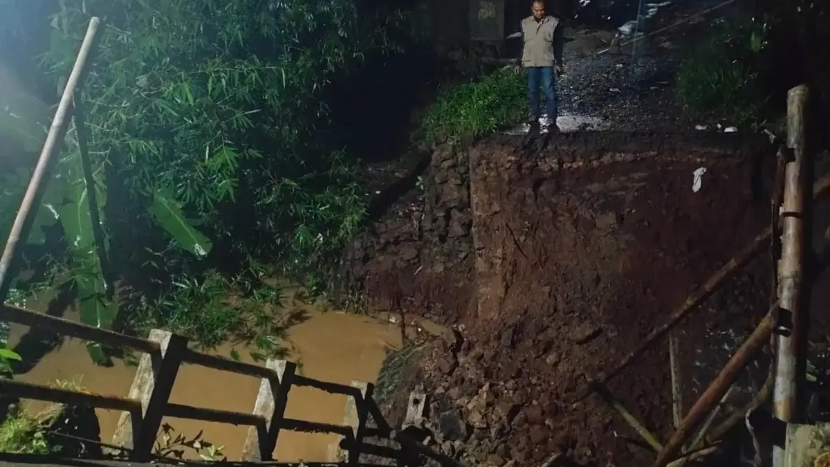 Jembatan Penghubung Dua Desa Roboh, Diterjang Banjir Bandang saat Hujan Deras Istimewa