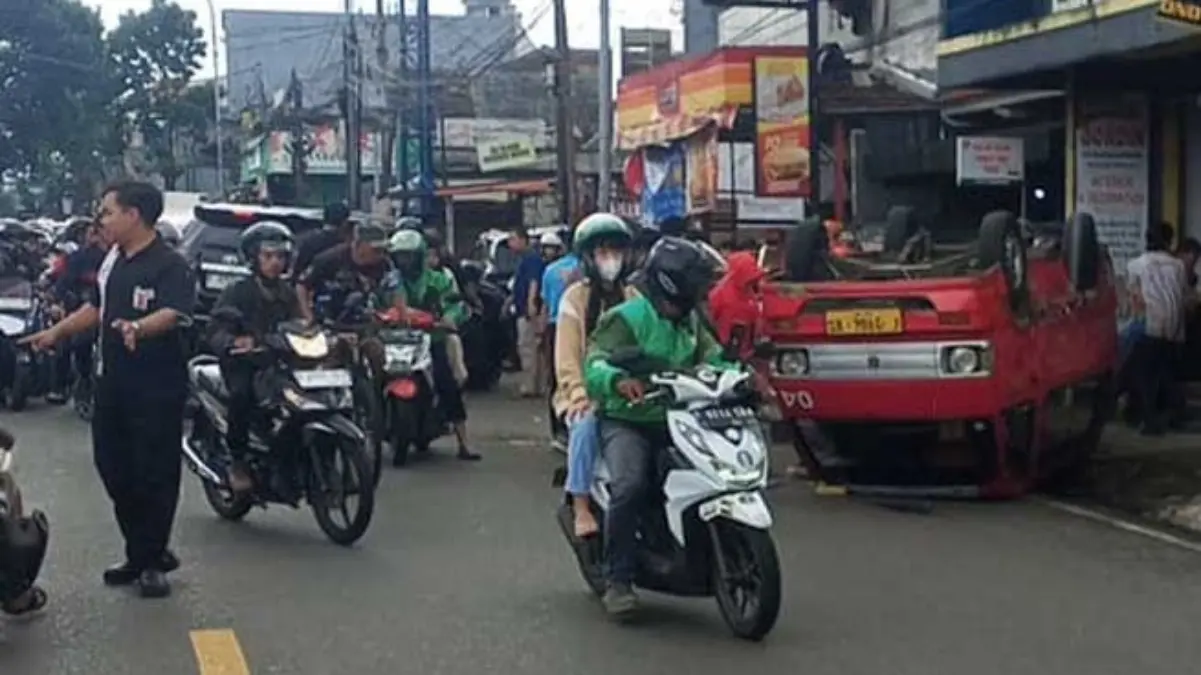 Sejumlah Kendaraan Terlibat Tabrakan Beruntun, Tiga Orang Mengalami Luka Istimewa