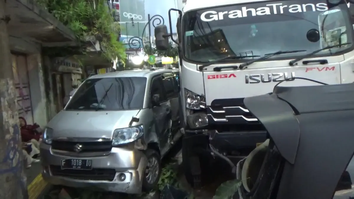 Diduga Rem Blong, Truk Tabrak 4 Unit Minibus di Jalan Ahmad Yani Sukabumi Ist
