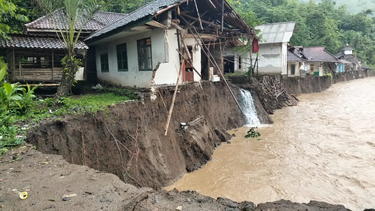 Belasan Rumah Hanyut Diterjang Arus Sungai Cidadap di Simpenan Sukabumi Istimewa