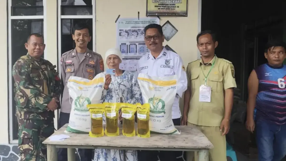 Pemdes Sukaharja Salurkan Bantuan Pangan untuk 343 KPM Istimewa
