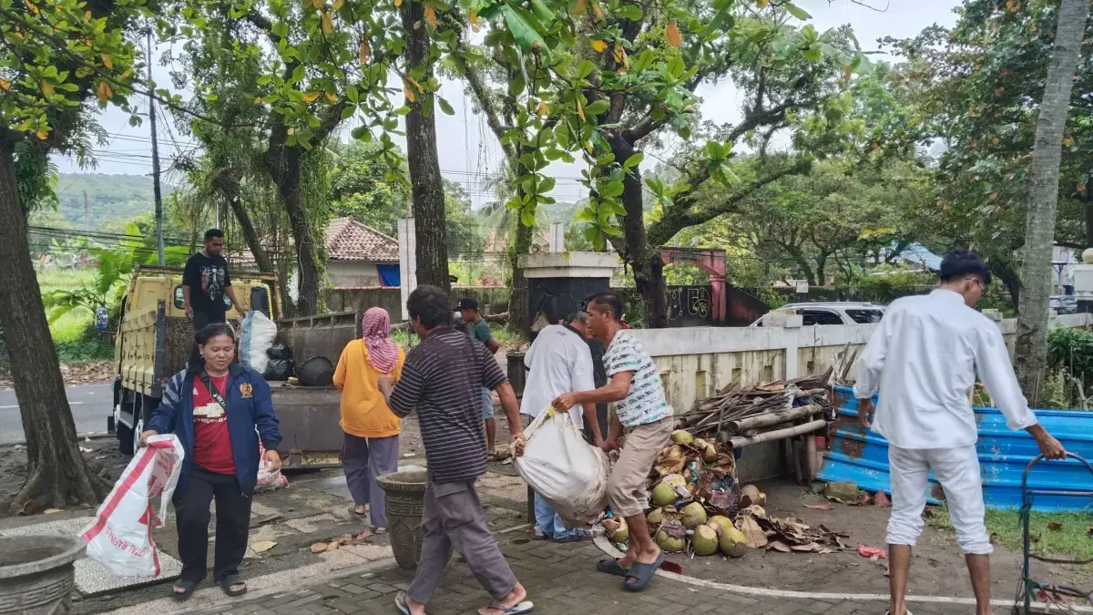 Warga Bersihkan Kawasan Pantai Sambut Tahun Baru Istimewa