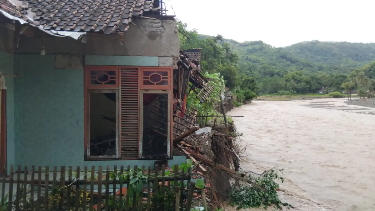 Puluhan Keluarga Kehilangan Rumah, Tergerus Abrasi Aliran Sungai Cidadap Istimewa