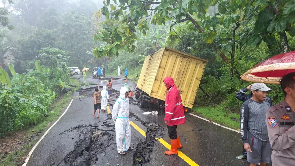 Ruas Jalan Nasional Ambles, Terjadi Pergerakan Tanah Dipicu Curah Hujan Tinggi Istimewa