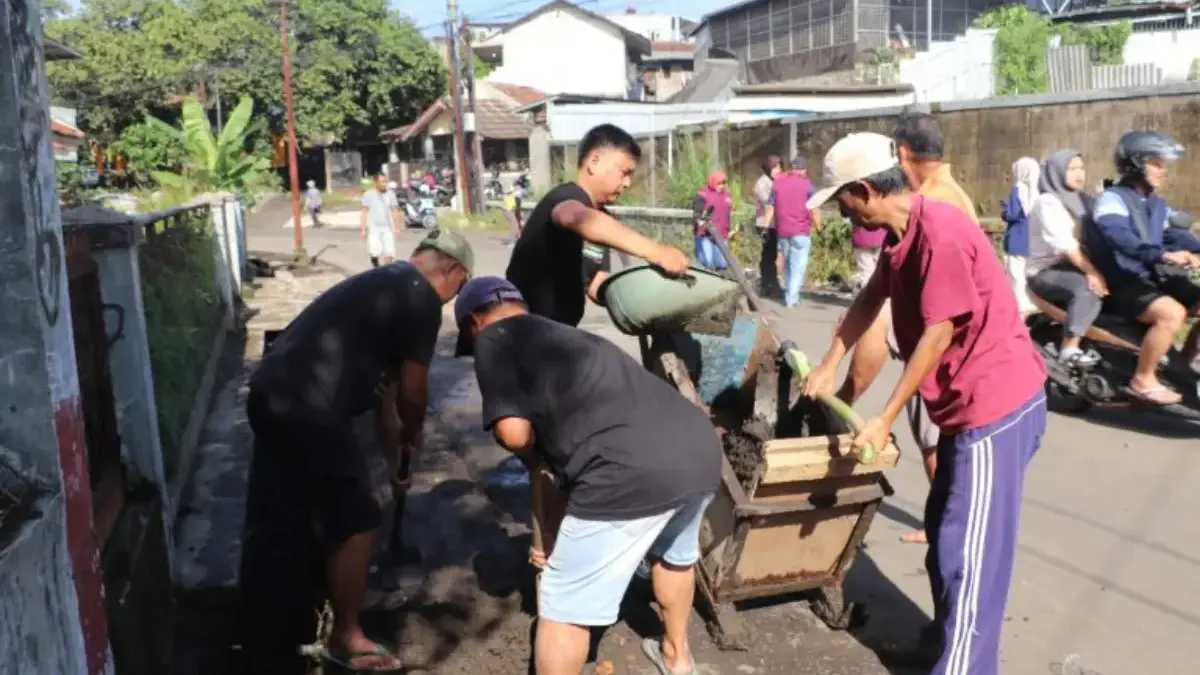Warga Kerja Bakti Pascabanjir, Imbau Masyarakat tak Buang Sampah ke Sungai Istimewa