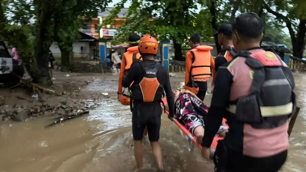 Tim SAR Evakuasi Warga Terdampak Banjir di Puskesmas Palabuhanratu Istimewa