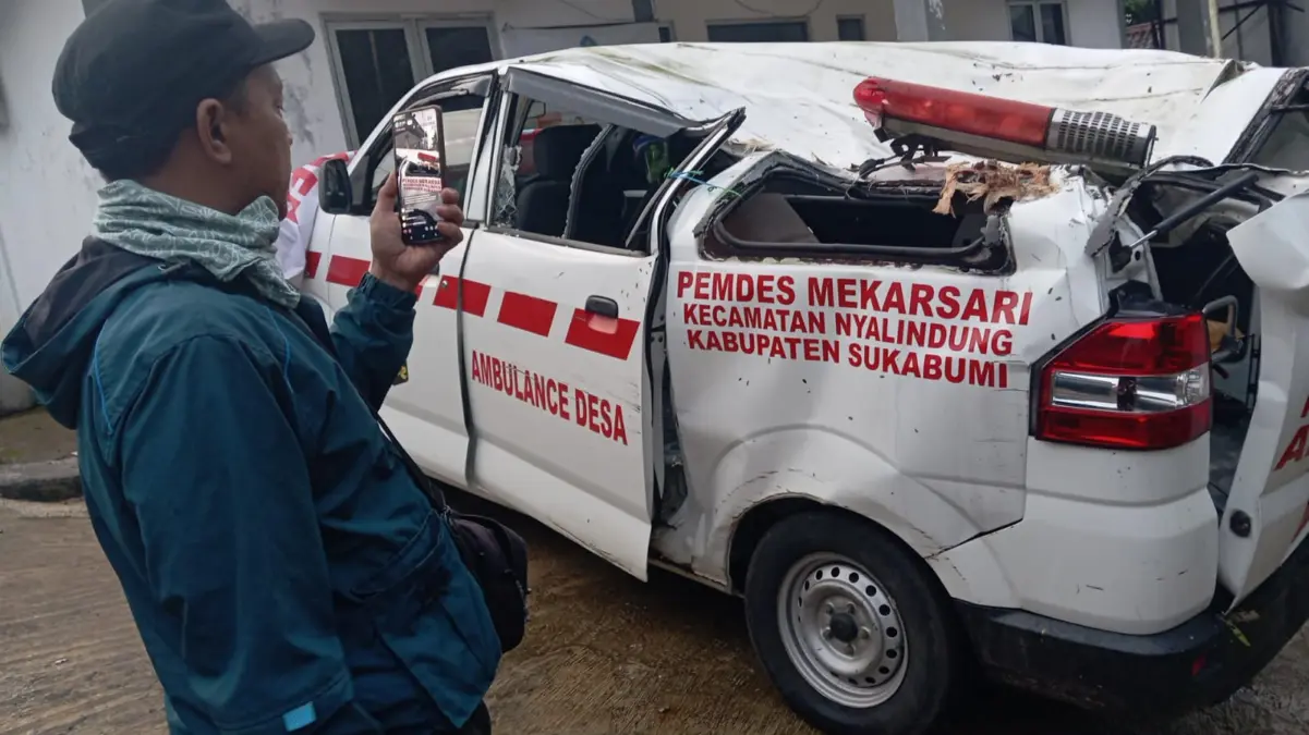 Ambulans Pemdes Mekarsari Nyalindung Hancur Tertimpa Pohon Jengjeng Istimewa