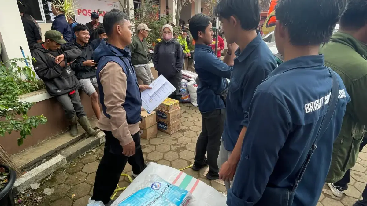 BRI Melalui YBM BRILiaN Salurkan Bantuan bagi Penyintas Longsor di Cisarua, Bandung Barat Bri