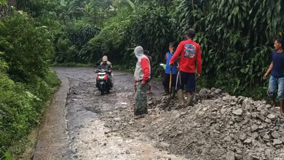 Viral Jalan Rusak di Sukabumi, Dinas PU Setempat Tangani Darurat dengan Pengurugan Sirtu Istimewa