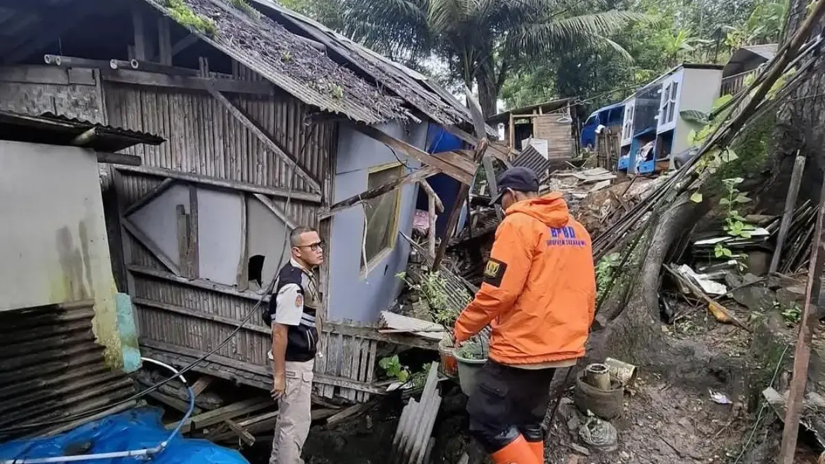 Rumah Panggung di Pasirsuren Palabuhanratu Ambruk Diterjang Hujan Istimewa