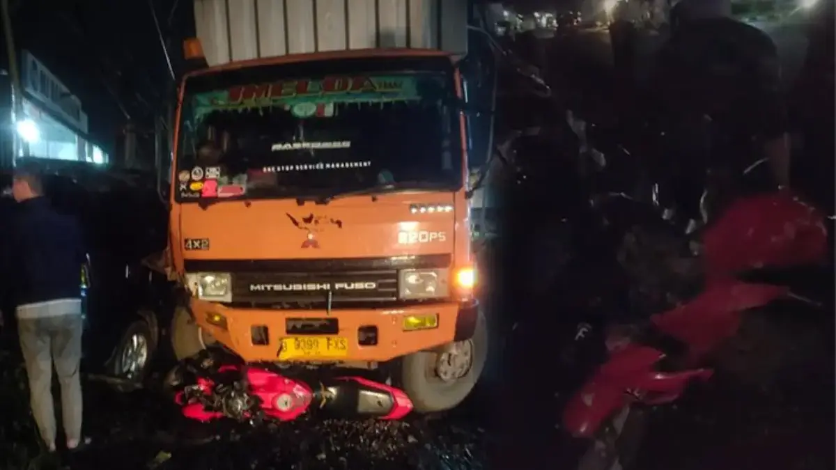 Hilang Kendali, Truk Tabrak Motor dan Mobil di Cibadak Istimewa
