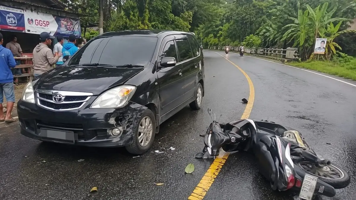 Diduga Sopir Mengantuk, Avanza Tabrak Pengendara Motor di Simpenan Istimewa