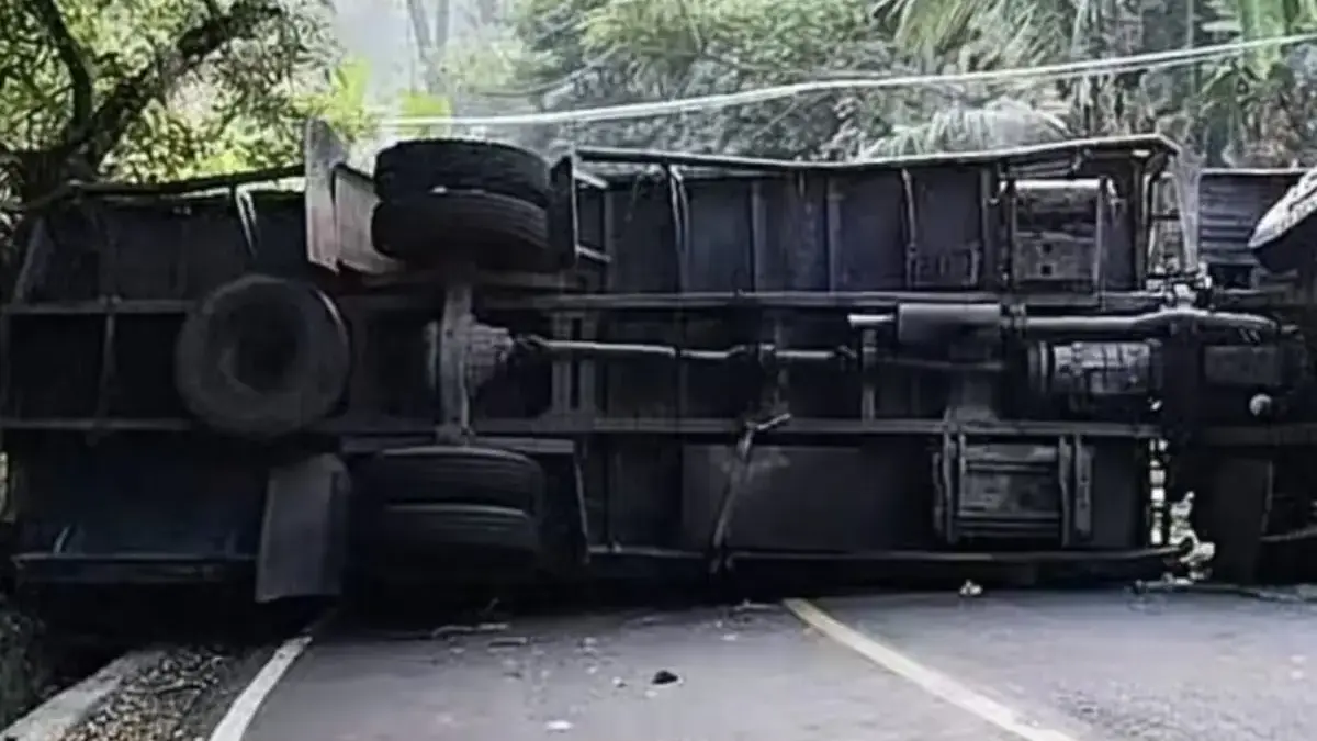 Truk Fuso Bermuatan Furniture Terguling di Tanjakan Purajati Arah Cisolok-Bayah Istimewa